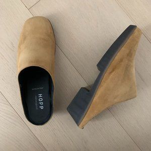 Brand New Hopp Studios Flexx Mule Clog Slip On Sandal Ochre suede womens size 8
